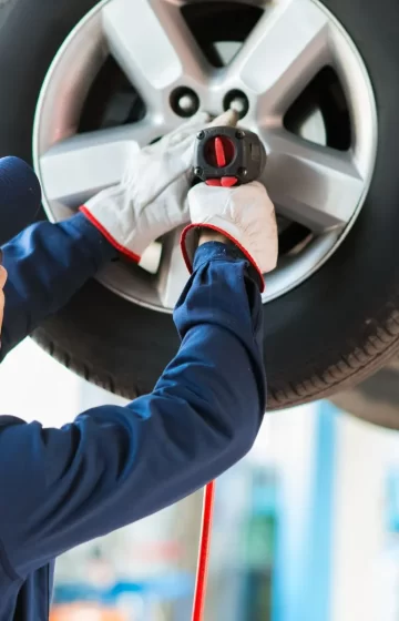 Mechanic remove tyre Mackay - Transit Tyres